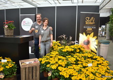 Haftwig en Ulrike Bull van Bull Gartenbau naast de Sunbeckia, een nieuwe Rudbeckia variëteit. In het noorden van Hamburg veredelt en kweekt verschillende planten in een 2.5 ha kas. Voor het eerst presenteren ze hun variëteiten op het Plantarium.